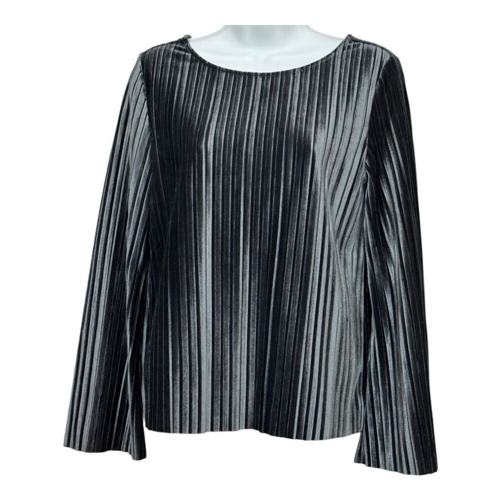 Lilla I‎ P bgrey pleated blouse with V-neckline and bell sleeves #pleatedblouse